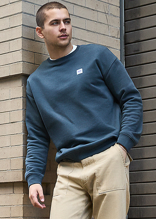 man wearing lee t-shirt