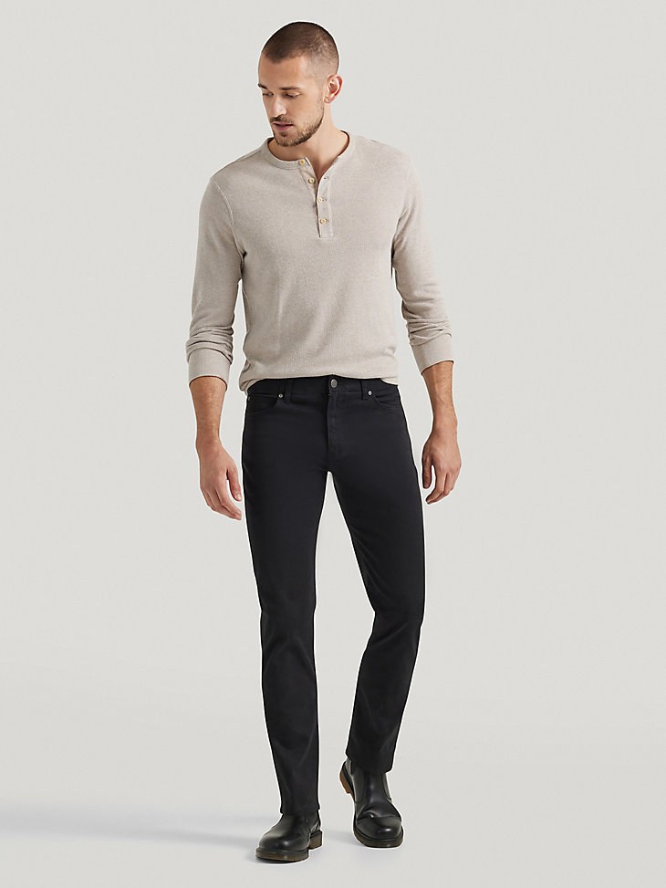 MEN’S EXTREME MOTION STRAIGHT FIT TAPERED LEG JEANS IN BLACK