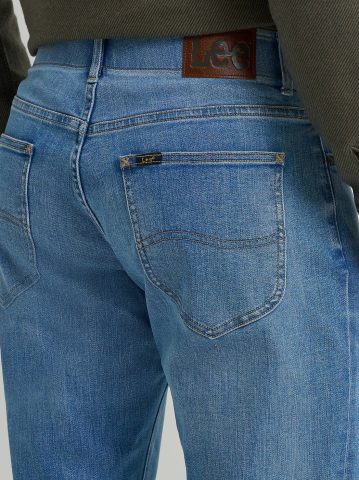 Men's Extreme Motion Athletic Tapered Leg Jean