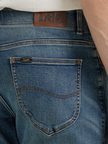 Men's Extreme Motion Straight Fit Tapered Leg Jean