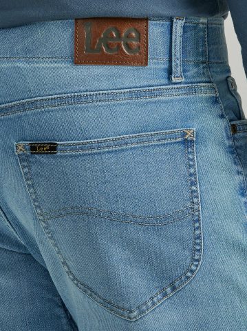 Men's Extreme Motion Straight Fit Tapered Leg Jean