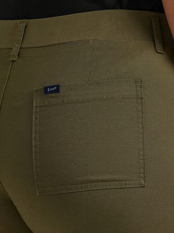 Women's Ultra Lux Comfort with Flex-to-Go Relaxed Fit Cargo Short (Plus)