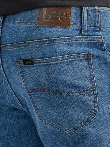 Men's Extreme Motion Regular Fit Straight Leg Jean