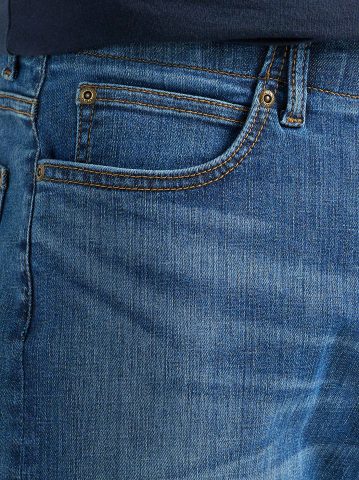 Men's Extreme Motion Athletic Tapered Leg Jean