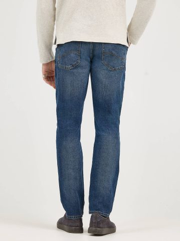 Men's Extreme Motion Straight Fit Tapered Leg Jean