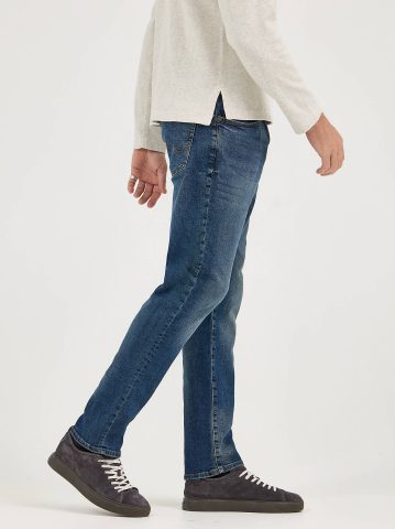 Men's Extreme Motion Straight Fit Tapered Leg Jean